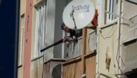 tufekle balkona cikan zanli ikna etmeye calisan kisiyi oldurdu hkFNdmE8
