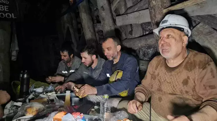 zonguldakta ramazan madenciler sahuru yerin 120 metre altinda yapti 0 L9ZXavPJ