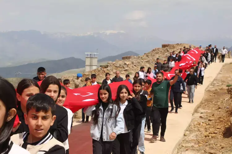 23 nisan coskusu cudi zirvesine tasindi cocuklardan ay yildizli mesaj 0 cpOHUbwj