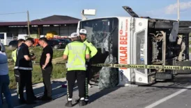 afyonkarahisarda feci kaza servis midibusu ile otomobil carpisti 52ingBK4