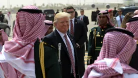 arap liderler trumpin onunde kedi gibi duruyor nwFLI47S