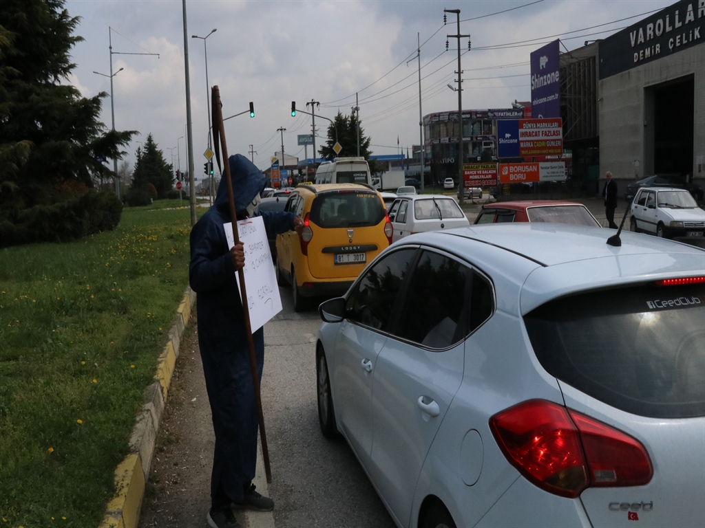 bayramda bana is cikarmayin pankartiyla yola cikti 1 JQaNw7e2