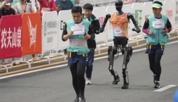 cinde tarihi yari maratonda insansi robotlar ilk kez insanlarla birlikte yaristi zWV7mM8u