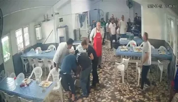 deprem aninda biri bayildi digeri yemek yemeye devam etti 6iFEdDDp