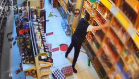 depremden kacmadi dukkandaki mallari kucakladi daNh4YTR