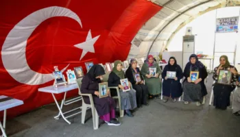 diyarbakir annelerinin bayram umudu insallah bu bayram oglum gelir QYZwA1qZ