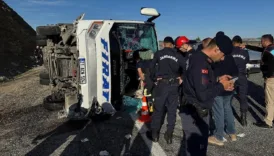 elazigda feci kaza midibus devrildi yol trafige kapandi jDltJKrE