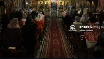 gazzede bombalarin altinda paskalya ayini yapildi uxkAZxQD