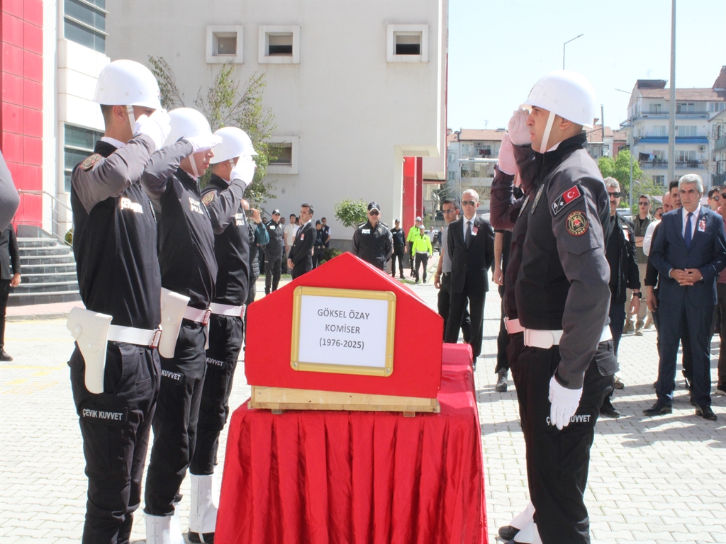 hali sahada kalp krizinden olen komiser topraga verildi 0 FtHbjGJI