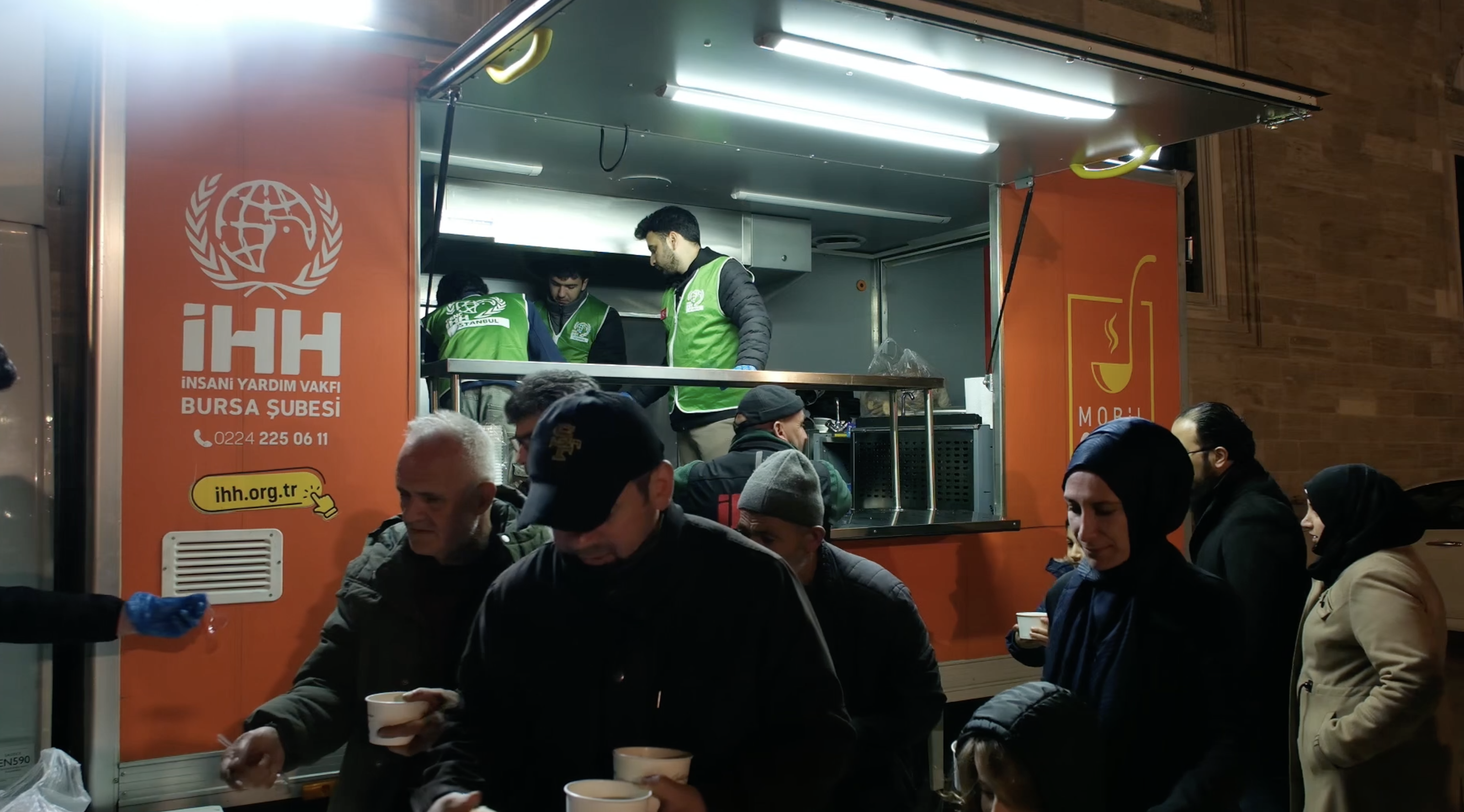 ihh depremden etkilenen vatandaslara corba dagitti 0 yugT7a2z