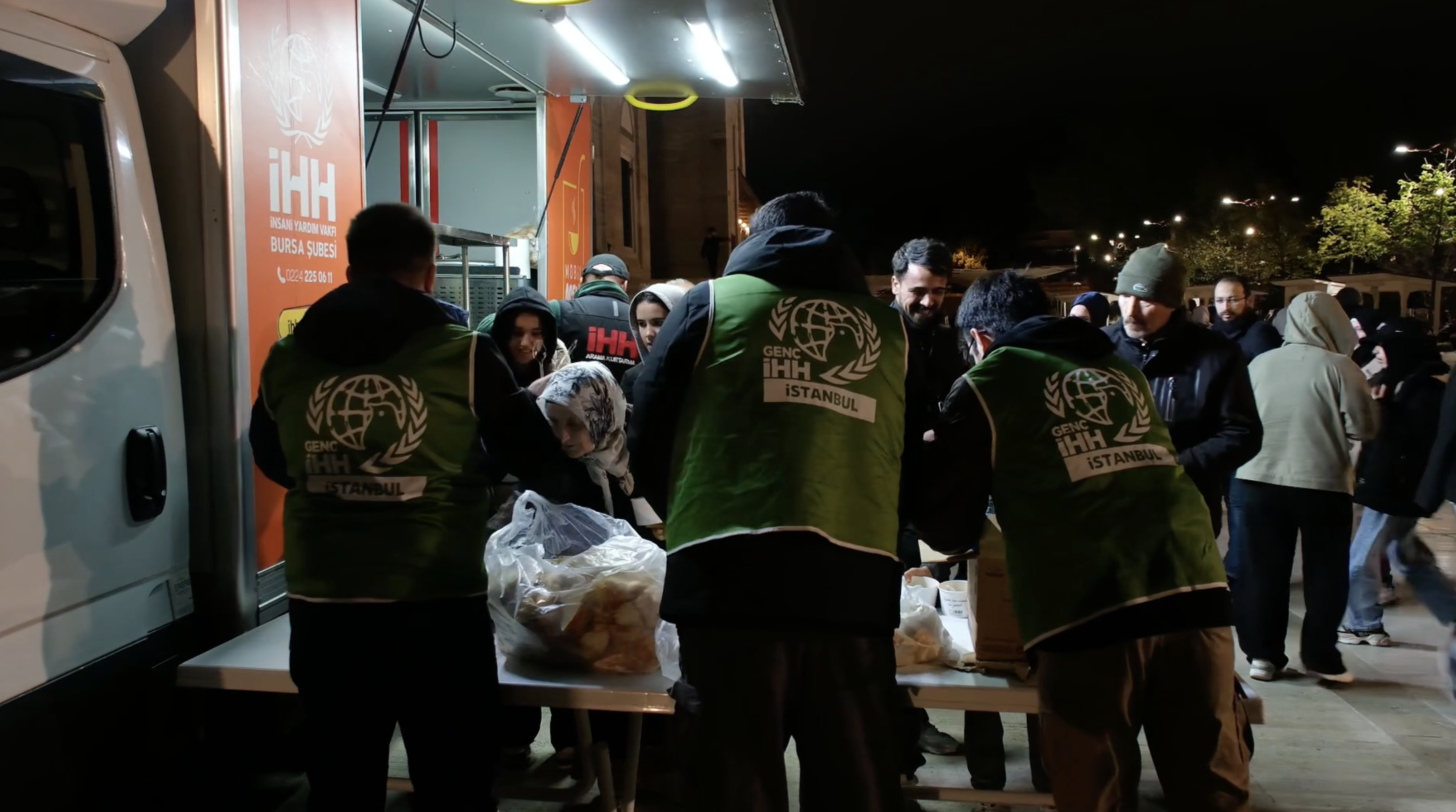 ihh depremden etkilenen vatandaslara corba dagitti 2 lkSaD33m