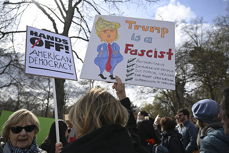 insanlari koruyun zenginleri degil avrupada trump ve musk protestosu 0 gPjSh9uP