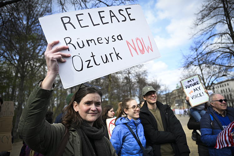 insanlari koruyun zenginleri degil avrupada trump ve musk protestosu 5 EK8dLtRj