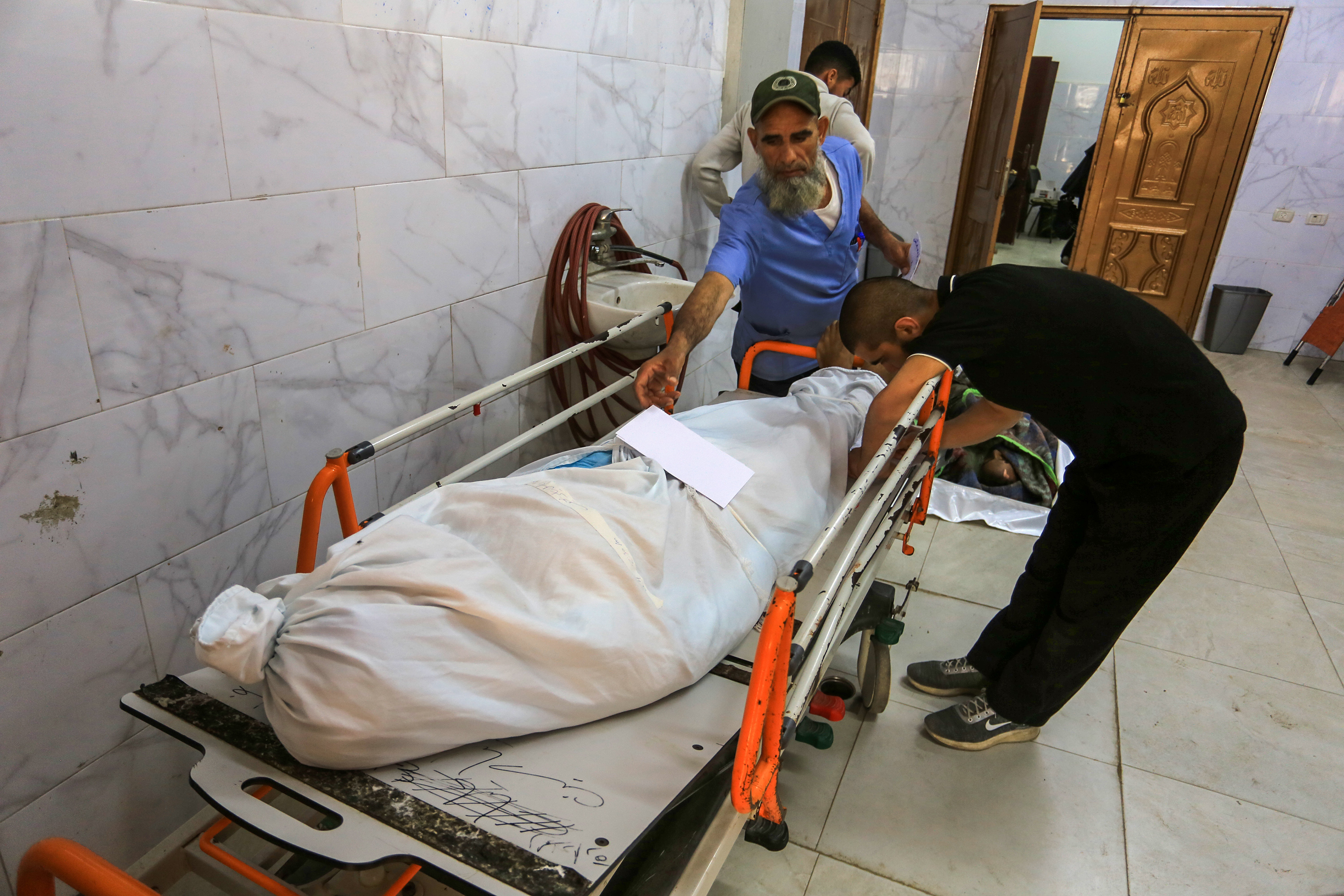 israil vahseti 70 yasindaki filistinliyi doverek oldurduler 0 zjWMzpbp