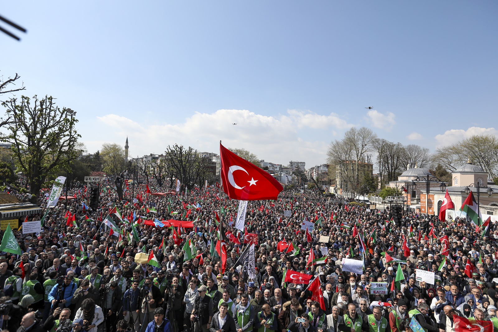istanbulda 300 bin kisinin katilimiyla buyuk gazze yuruyusu 2 7MPTihre
