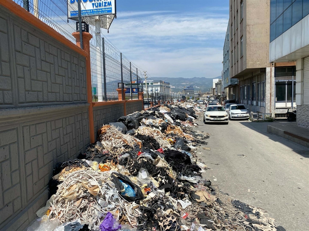 izmirde dag gibi cop yiginlari buyuk yangin tehlikesi 0 pGPrYdPR
