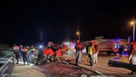 izmitte feci kaza d 605 yolunda otomobil bariyere saplandi qNwB3kly