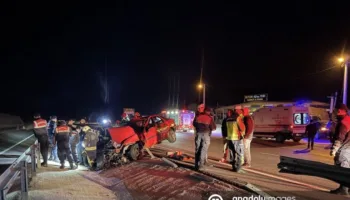 izmitte feci kaza d 605 yolunda otomobil bariyere saplandi qNwB3kly