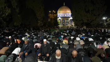 kadir gecesinde 180 bin musluman mescid i aksada 92kJceJL