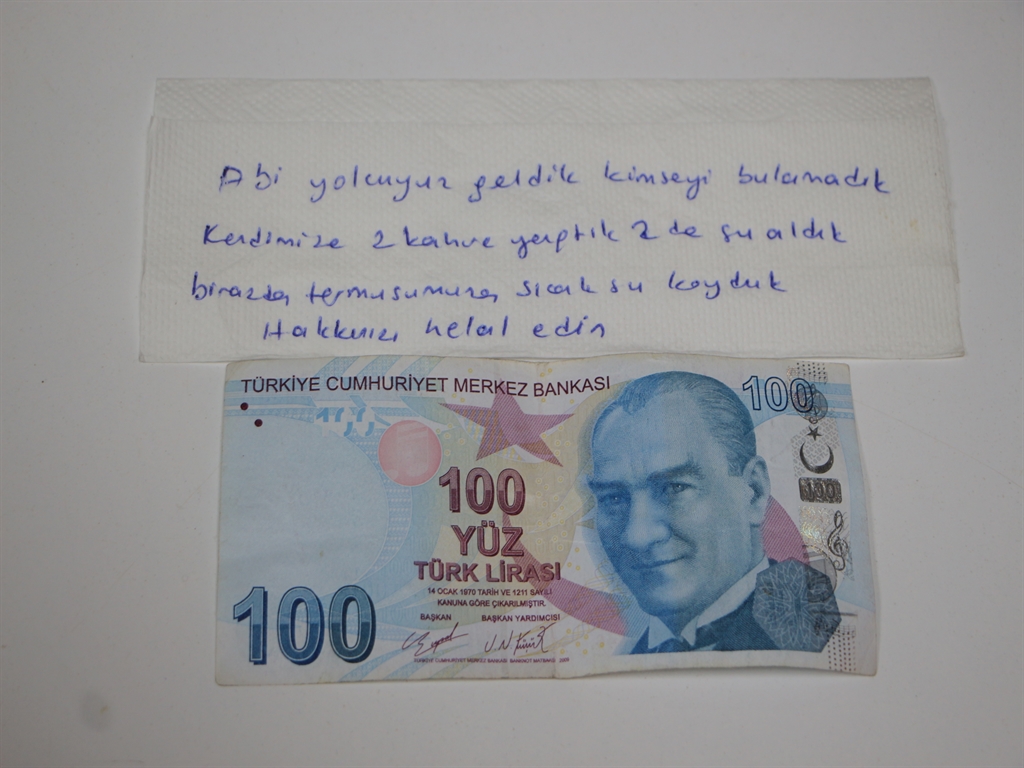 kahve icip gittiler not ve para biraktilar 0