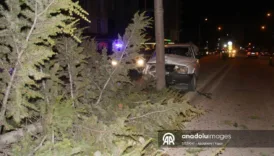 konyada trafik kazasi arac refuje carpti cadde trafige kapandi Xw9NcMIL