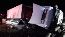 kutahyada korkunc kaza tir otomobilin uzerine devrildi OAruJtPT