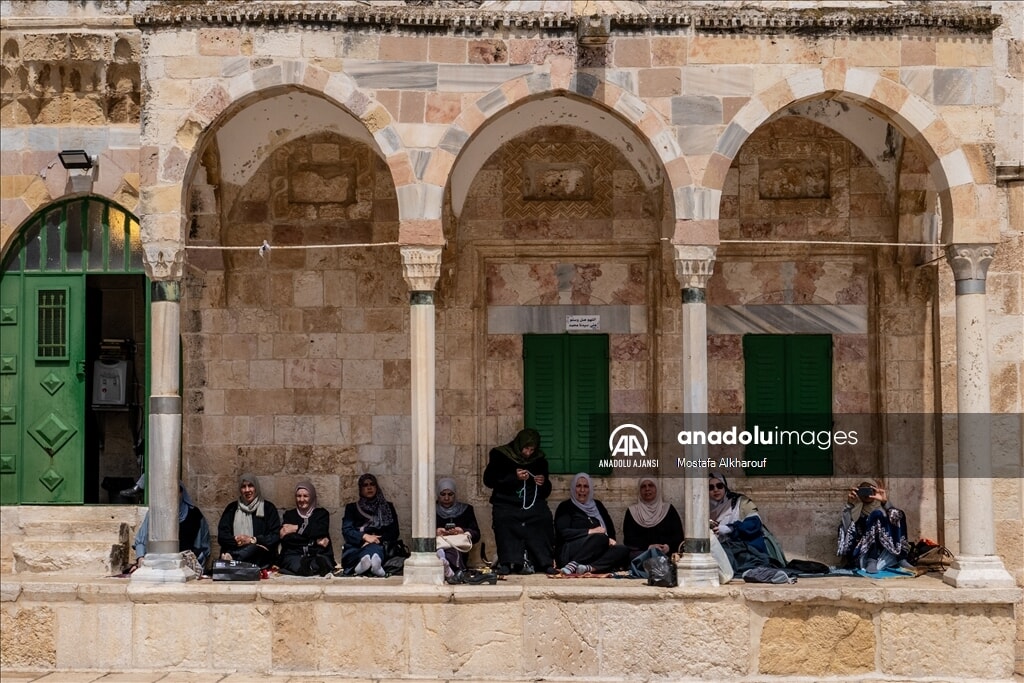 mescid i aksada son cuma namazi binlerce musluman kuduste bir araya geldi 1 D8ZqT3mh