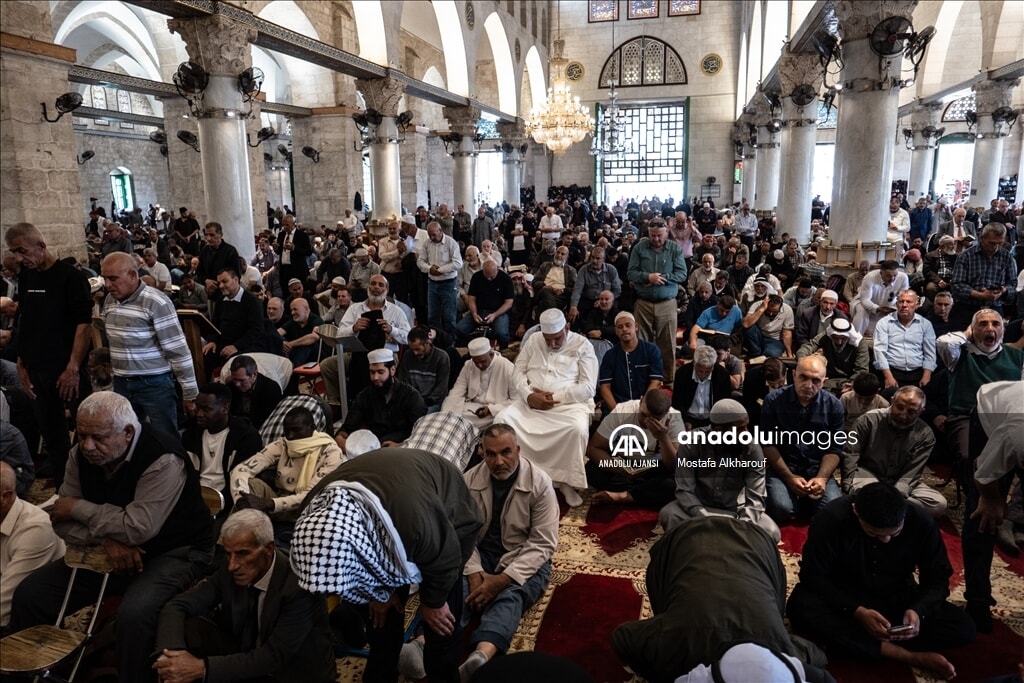 mescid i aksada son cuma namazi binlerce musluman kuduste bir araya geldi 2