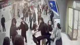 metrobus istasyonunda kavga saldiran kadin yuruyen merdivenden asagi dustu q2kpjbPQ