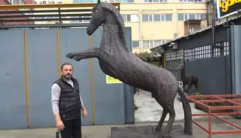 otomobil hurdasindan 17 tonluk dinozor sanat ve geri donusum bulustu bhbL4VJ9
