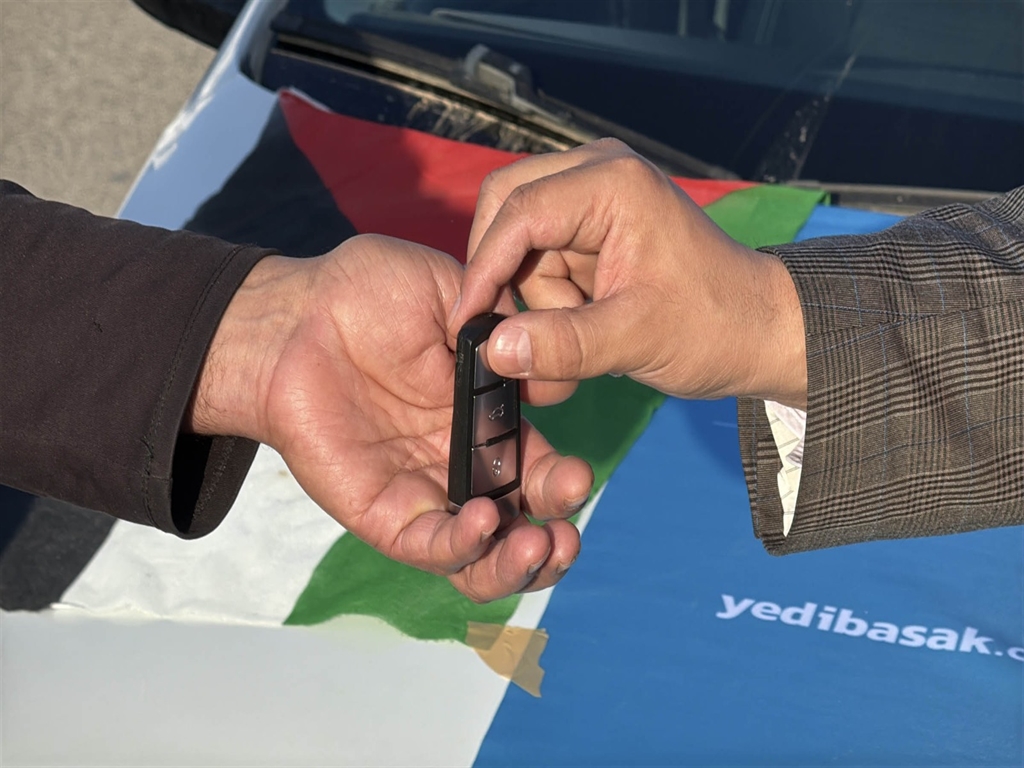otomobilini gazze icin bagisladi 1 pU9W2G4v