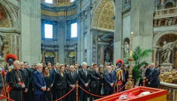 papa franciscusun cenaze torenine 140 bin kisi katildi 8km2dR4I