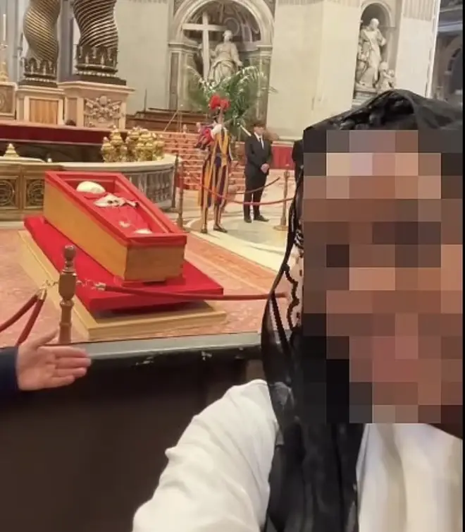 papa francisin cenazesinde selfie cilginligi katoliklerden tepki 1 O4XNRSbY