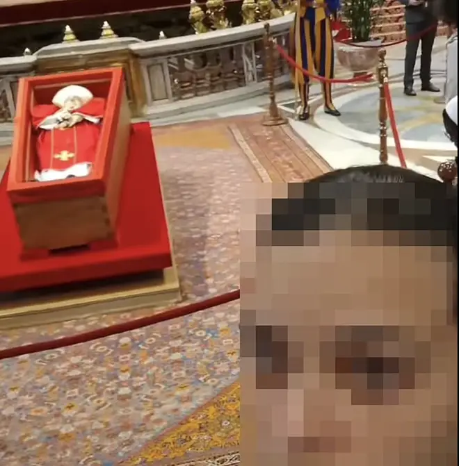 papa francisin cenazesinde selfie cilginligi katoliklerden tepki 2 wpgaPusu