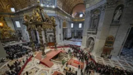 papa francisin cenazesinde selfie cilginligi katoliklerden tepki ODL8ZM7T