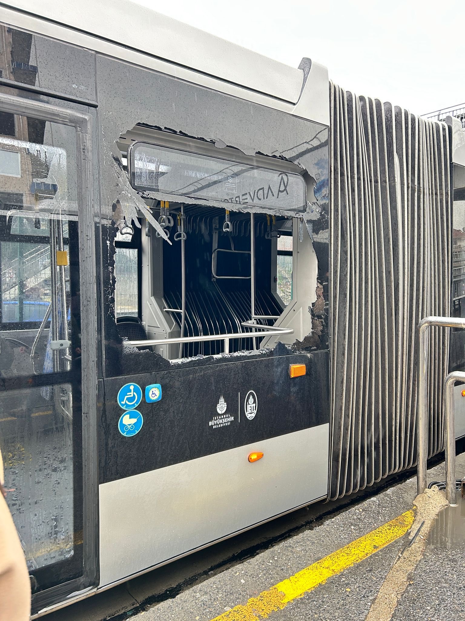 son dakika istanbulda metrobus kazasi 10 yarali 1