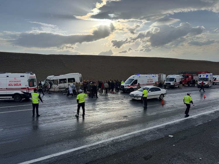 vanda minibusle kamyonet carpisti 6 olu 13 yarali 0 HzQ9qE2m