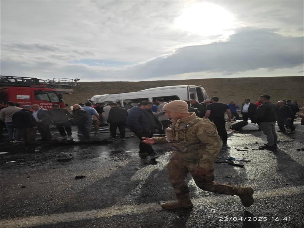 vanda minibusle kamyonet carpisti 6 olu 13 yarali 2 YOQPQIaA
