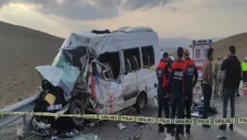 vanda minibusle kamyonet carpisti 6 olu 13 yarali 4xJRG2ia
