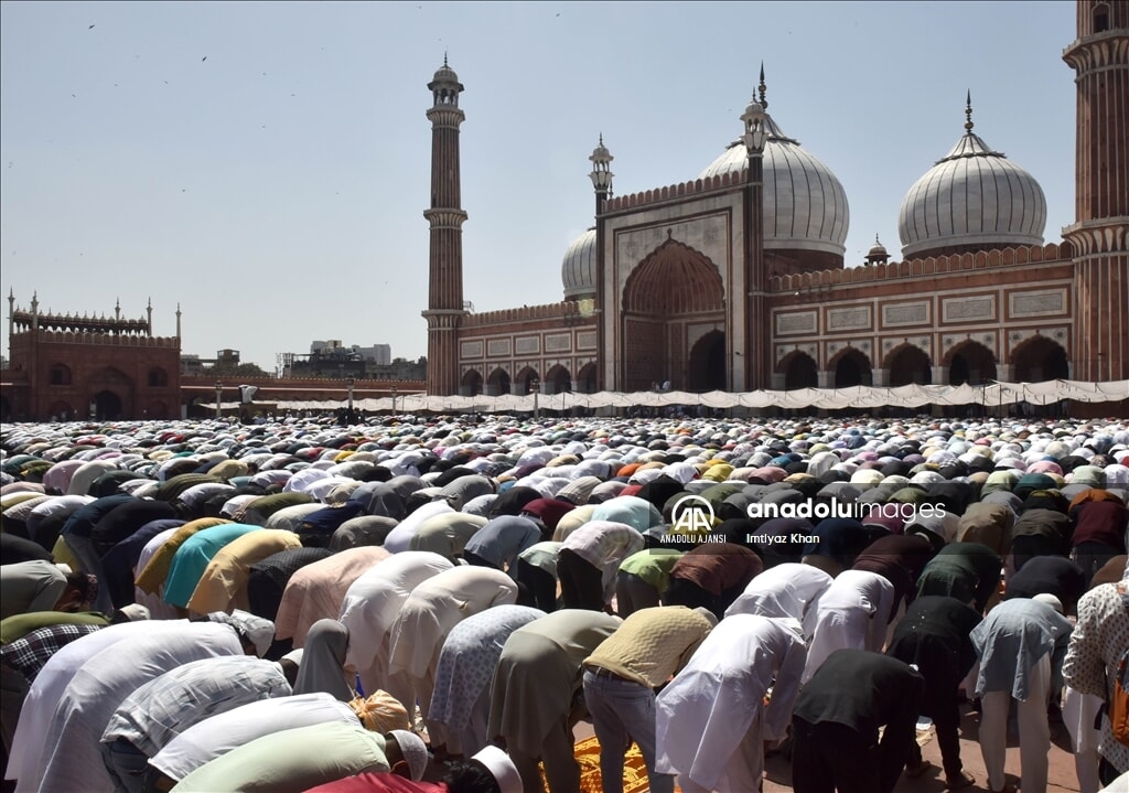 yeni delhide tarihi an ramazanin son cuma namazi jama mescidde kilindi 1