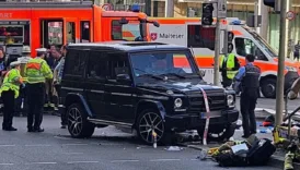 almanyada bir arac kalabaligin daldi WxGKiE71