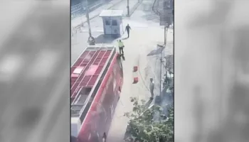 ankarada kriz chpli vekilleri tasiyan otobus polisleri ezmeye calisti iddiasi B4euF3zd