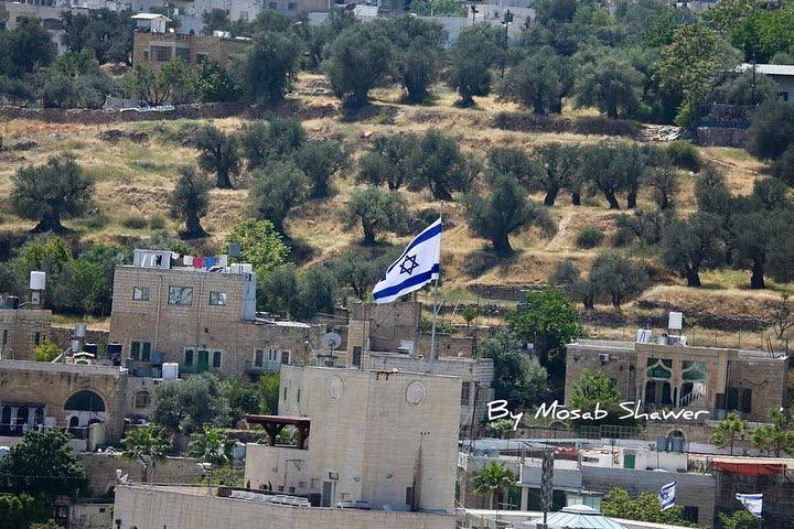 isgalci israilliler el halildeki ibrahim camisine israil bayragi asti 0 3WvkrdjQ