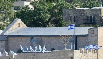 isgalci israilliler el halildeki ibrahim camisine israil bayragi asti EMWBN7SE