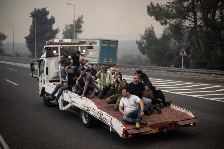 israil yaniyor alevler askeri uslere ulasti yardim cagrisi yapildi 4 OXGjDAzI