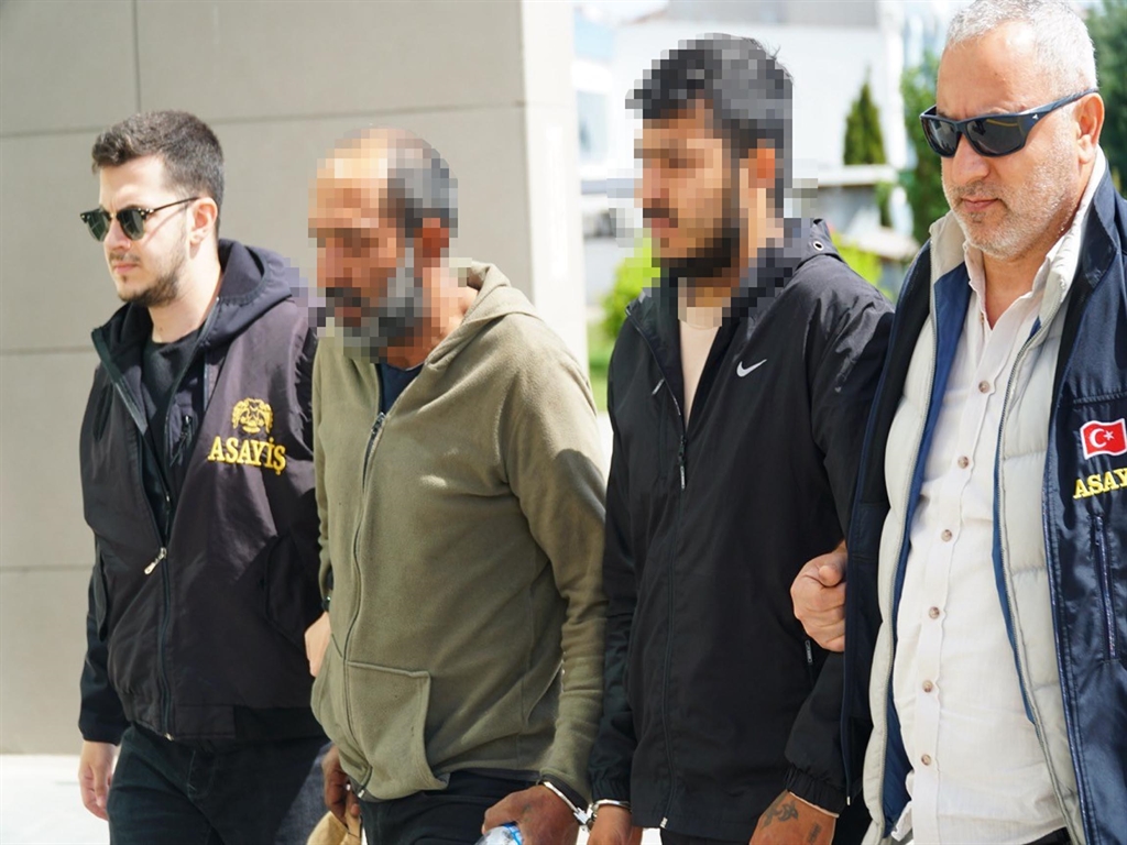 yardima cagirdigi komsusu bogazindan bicakladi ziynet esyalarini aldi 0